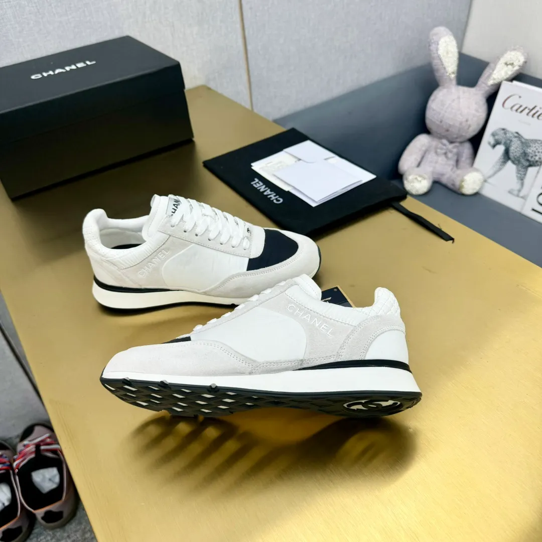 👟👟Ex-factory price 560👟👟 CHANEL Chanel thick-soled panda sneakers Panda biscuit shoes Chanel 2024ss popular panda shoes 🐼Colorful thick-soled casual sports shoes sneakers counter synchronization The counter is very popular Very difficult to buy a shoe The most popular thick-soled panda shoes on the Internet It can be imagined that small fragrance control can not miss it, both appearance and comfort coexist Simple and versatile white shoes. The thick sole increases height and is super versatile. You can wear it with your eyes closed😍Whoever wears it will look better. Upper: calfskin. Lining: imported sheepskin lining. Outsole: TPU original outsole. Size: 35-40 (41 customized.